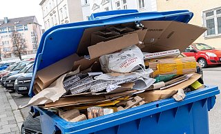 Erneut werden in Bielefeld zahlreiche Papiertonnen nicht geleert. - picture alliance