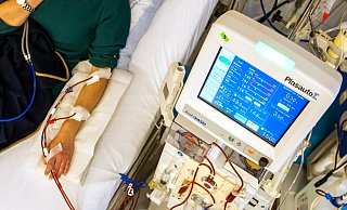 Seit der Behandlung mit dem falschen Medikament muss der Patient regelmäßig zur Blutwäsche (Dialyse). (Symbolfoto). - picture alliance / dpa