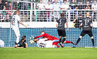 Starke Parade: Rödinghausens Torwart Alexander Sebald (rotes Trikot) sichert in der Schlussphase nach einem Kopfball des Münsteraners Luke Hemmerich (r.) den Punktgewinn seines Teams. - Noah Wedel