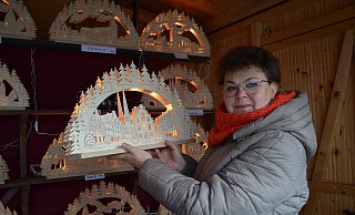 Helga Frewert verkauft seit mehereren Jahren ihre Lichterbögen mit Stadtmotiven auf dem Weihnachtsmarkt in Höxter - besonders beliebt: der Marktplatz von Brakel. - Nicole Fischer