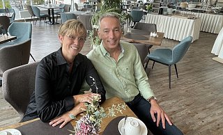 Andrea und Lothar Finkemeyer vom BüCafé haben sorgenreiche Zeiten hinter sich. Nun geht es weiter im Café-Restaurant mit modernen neuen Tischen und Stühlen. - Natalie Gottwald