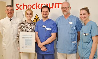 Über die Auszeichnung als regionales Traumazentrum freuen sich Heiner Gellhaus (v. l.), Chefarzt der Klinik für Unfallchirurgie, Inna Rifert, Leiterin Qualitätsmanagement, Thorsten Dahm und Kai Klössing, Leitende Ärzte in der Zentralen Notaufnahme und Pflegefachfrau Charlotte Wicker. - Brüderkrankenhaus St. Josef Paderborn