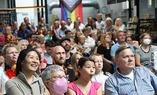 Rund 200 Gäste fanden den Weg zum Public Viewing in der Markthalle. - Claus Frickemeier