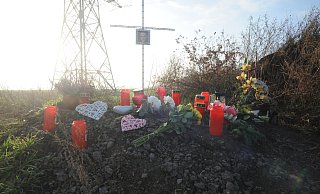 Mehrere Menschen hatten Kerzen und Andenken an dem Ort aufgestellt, wo die Frau gefunden wurde. - (Archivbild): Joern Spreen-Ledebur