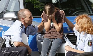 Polizisten kümmerten sich nach dem Unfall um das Mädchen. - Symbolfoto: Polizei / Jochen Tack