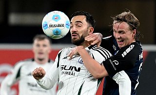Schalkes Kapitän Kenan Karaman (l.) setzte sich beim 1:2 gegen Felix Götze durch und traf auch zum 2:3. - David Inderlied/dpa