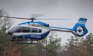 Bei der Suche nach der gemeldeten Unfallstelle kam an der A33 bei Bad Wünnenberg auch ein Polizeihubschrauber zum Einsatz. (Themenbild) - nw
