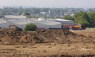 Die Erdarbeiten sind Teil der Baumaßnahmen für den neuen Leergutplatz der Herforder Brauerei. - Björn Kenter