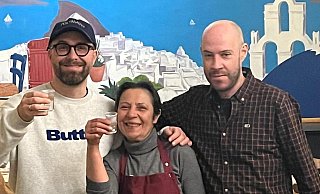 Popstar Mark Forster (l.) schnappt sich den Ouzo und stößt mit Maria Georgula und deren Sohn Joti in Marias Taverne in Künsebeck an. - Luisa Georgula