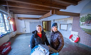 Karina Büscher (l.) ist das Herz schwer, das Familienhaus auszuräumen war keine leichte Aufgabe. Anja Westermann von Foodsharing freut sich hingegen über viele gute Gaben für ihre Organisation. - Sarah Jonek Fotografie
