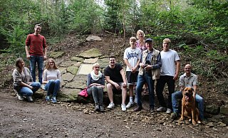 Die "Steinweg Nachbarschaft": Emma Dollmann (v.l.), Niko Rethemeier, Carolin Rethemeier, Gerda Seemann, Fabian Kleffmann, Willi Marold, Antje Marold, Hans-Jürgen Sundermeier, Paul Marold, Benjamin Marold und mit dabei Hund Romy. - Sevim Hangül
