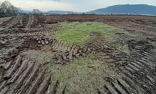450 temporäre Parkplätze entstehen an der Corveyer Allee. Die Erdarbeiten haben bereits begonnen. 30 Zentimeter Schotter kommen obendrauf. - Simone Flörke