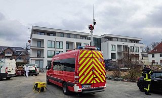Rettungseinsatz in luftiger Höhe an einer Baustelle an der Wittekindstraße in Hövelhof. - Feuerwehr Hövelhof