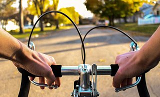 Nach dem Wechsel auf den Gehweg stößt der Radfahrer gegen die soeben entleerte Mülltonne. - (Symbolbild) Pixabay