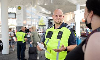 Die Servicemitarbeiter erklären den teils verzweifelten Fahrgästen den richtigen Steig für ihren Bus zu erklären. - Oliver Krato