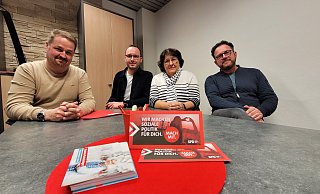 Thorsten Beuß (links) erhält heute Abend sein „Rotes Parteibuch“ vom Vorsitzenden der SPD Bünde, Philipp Kollmeier (2. v. l.). Fraktionsvorsitzende Andrea Kieper und ihr Stellvertreter Christian Rüter würden sich freuen, Beuß auch als SPD-Ratsherrn begrüßen zu können. Darüber entscheidet noch die Fraktion. - Gerald Dunkel