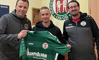Stellen beim Bünder SV die Weichen für die nächste Saison: Der künftige Sportliche Leiter Sven Rottmann ( l.) und Vorstandsmitglied Manuel Pierri (r.) nehmen den neuen Trainer Philipp Willmann in die Mitte. - Florian Finke