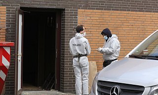 Drogenfahnder durchsuchen die ehemalige Gaststätte mit Bundeskegelbahn und Fremdenzimmern "Am Stellwerk" in Bad Oeynhausen. - Ulf Hanke Drogenfahnder durchsuchen die ehemalige Gaststätte mit Bundeskegelbahn und Fremdenzimmern "Am Stellwerk" in Bad Oeynhausen. - Ulf Hanke