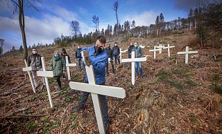 Waldsterben - mal anders sichtbar gemacht: An der Osningstraße trafen sich im März Schüler und Lehrer zur Mahn-Aktion. - Sarah Jonek Fotografie