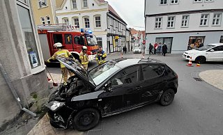 Der Kleinwagen ist an der Josef-Wirmer-Straße, Ecke Paderborner Tor, gegen eine Hauswand geprallt. - Simone Flörke