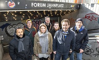 Vertreterinnen und Vertretern von SPD, Jusos, Falken, offener Jugendarbeit und Jugendkulturring sprechen mit Kevin Kühnert (2. v.r.) über ihre Pläne für einen Jugendort unterm Jahnplatz. - Jörg Dieckmann