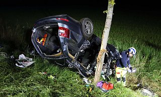 Das Auto kommt neben der B64 auf dem Dach zu liegen. Der Mann aus Paderborn erliegt kurz darauf seinen Verletzungen. - Feuerwehr