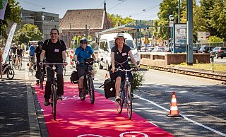  Die Initiative Radentscheid rollte 2019 auf der Artur-Ladebeck-Straße symbolisch den roten Teppich aus für einen geschützten Radweg.  - Mike-Dennis Mueller