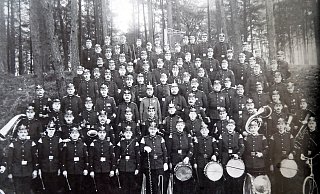 Eines der ältesten Fotos zeigt die Feuerwehr Bad Lippspringe im Jahr 1922. - Repro Klaus Karenfeld