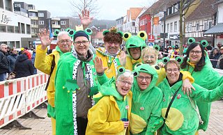 Tausende Besucher und Teilnehmer feierten den Bad Driburger Karnevalsumzug. - Burkhard Battran