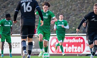 Debütant: Der junge Ansgar Kuhlmann (Mitte) absolvierte sein ersten Spiel von Beginn an im Seniorenbereich und bereitete das Tor zum 1:1 für seinen SV Rödinghausen II gegen den SC Verl II vor. - Joel Beinke