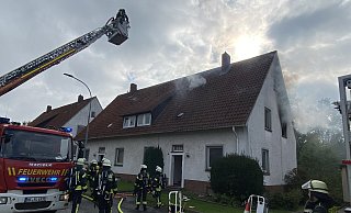 Bei dem Feuer wurde die obere Wohnung im rechten Hausteil schwer beschädigt. - Dirk Windmöller