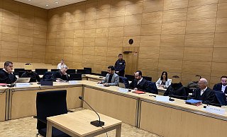 Prozessauftakt im größten Saal des Landgerichts Bielefeld: Drei Angeklagte, fünf Strafverteidiger und zwei Dolmetscher füllen die Anklagebank. - Jürgen Mahnke