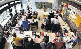 Elf befristete Verträge hatte der Mann, der seit Dezember 2018 an der Osterrath-Realschule Sport unterrichtet hat. Sein letzter endete am 23. Dezember 2022. - Verwendung weltweit