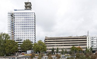 Das Gebäude prägt den Kesselbrink - heute als hässlicher Betonklotz. In Zukunft sollen ein modernes Parkhaus im Hintergrund und ein Bürogebäude vorne den Platz überblicken. - Jörg Dieckmann - www.dieckmann-fotodesign.de