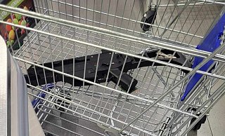 Das täuschend echt aussehende Sturmgewehr liegt im Einkaufswagen. - Claus Frickemeier