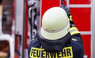 Ein Feuerwehrfahrzeug war in einen Unfall in Enger verwickelt. - dpa
