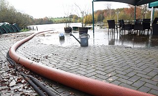 Mit einem Spezialschlauch wurde Wasser aus dem Hücker Moor über eine Leitung von zwei Kilometern direkt in die Else abgeleitet. - Mareike Patock