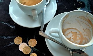 Trinkgeld wird von vielen Gastronomie-Betrieben gerne in bar angenommen. Zumindest in einem Gütersloher Café soll es bald eine weitere Option geben. - Andreas Frücht