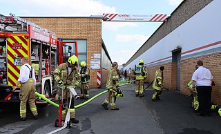 Rund 70 Einsatzkräfte rückten an Christi Himmelfahrt zu einem Brand im Versandlager des Delbrücker Polstermöbelherstellers aus. - Feuerwehr Delbrück