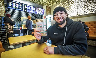 Yassine Serroukh freut sich über die gehaltvollen French Tacos, die in seinem besonders gestaltetem Imbiss serviert. - Sarah Jonek