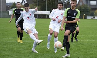Wenn der VfL Theesen, hier mit Paul Henning, schießt, nimmt sich nicht nur Mitspieler Alessio Giorgio in Acht, sondern auch der Gegner. - Peter Unger