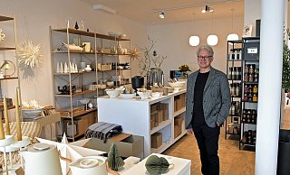 Rheda-Wiedenbrück: Volker Lux eröffnete bereits vor einem Jahr sein Geschäft mit skandinavischen Wohndesign in der Langen Straße. Nun ist er in die ehemalige Buchhandlung Rulf in die Marienstraße 16 umgezogen. - Waltraud Leskovsek