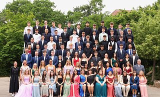 98 Schülerinnen und Schüler sind feierlich an der Ernst-Barlach-Schule verabschiedet worden. - Foto Pescht