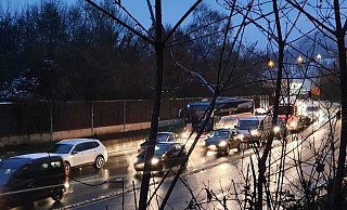 Auf der Albaxer Straße in Höxter kommt es am Dienstagmorgen zu erheblichem Rückstau in Folge eines Unfalls. - Thomas Kube