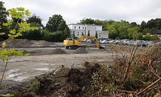 Auf dem Gelände an der Ecke von Schützenstraße und Uhlandstraße haben die Erdarbeiten für den Bau der neuen HDZ-Kita begonnen. Der Teil des Grundstücks an der Schützenstraße wird als Mitarbeiter-Parkplatz genutzt. - Jörg Stuke