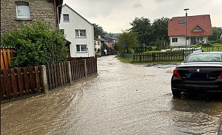 In der Steinheimer Ortschaft Vinsebeck verwandelte sich eine Straße in einen Wasserlauf. - Feuerwehr Steinheim