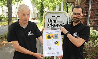 Claus Brinkmann (l.) und André Siekmeier vom Team der Druckerei mit dem Kulturpass-Angebot. - Ulf Hanke