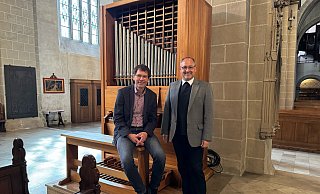 Matthias Koch (v.l.) und Andreas Kurte präsentieren die neue Chororgel, die am 22. September, offiziell eingeweiht wird. - Sevim Hangül