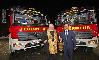Pastor Raphael Schliebs, assistiert von "Obermessdiener" und Bürgermeister Christian Carl, segnet die beiden neuen Löschfahrzeuge. - Ralph Meyer