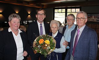 Ortsvorsteherin Annette Lages, Bürgermeister Tobias Scherf, Jubilarin Elisabeth Wegner und ihre Söhne Reinhard und Berthold Wegner. - Burkhard Battran